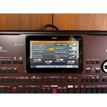 Korg Pa700 61-key Arranger Workstation w/ gig bag